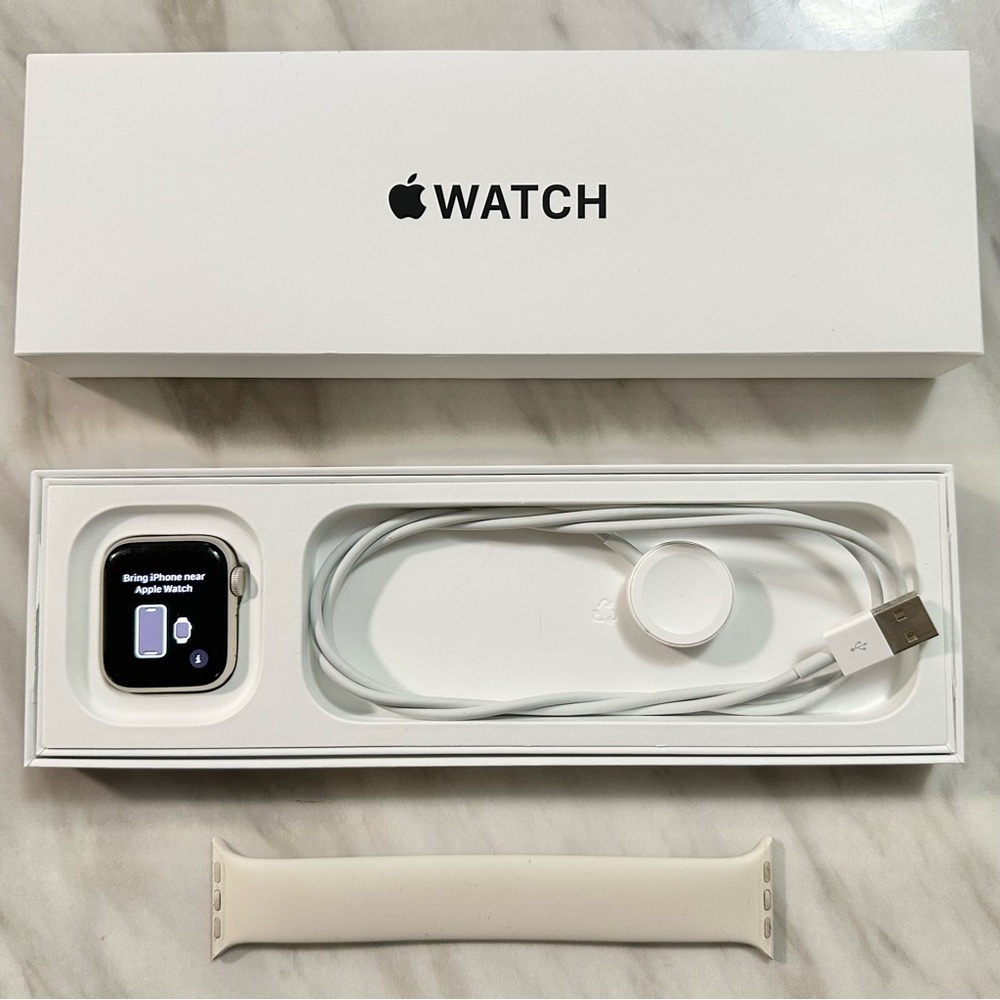 Apple Watch SE 2nd Generation 40mm Starlight with Solo Loop Band